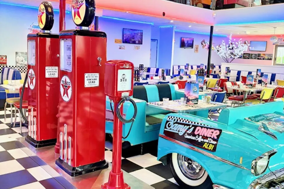 Restaurant with a terrace and retro style near ...